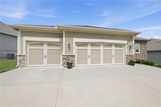 201 S Marimack Drive, Kearney, MO 64060