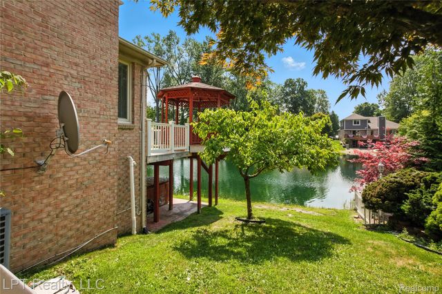 1142 E South Boulevard, Troy, MI 48085