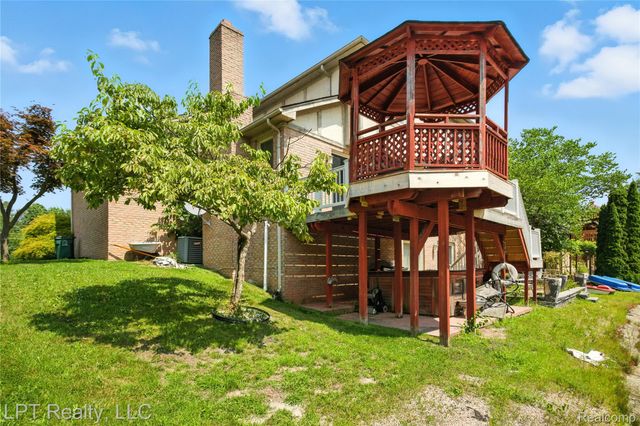 1142 E South Boulevard, Troy, MI 48085