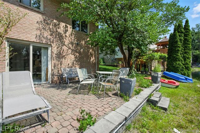 1142 E South Boulevard, Troy, MI 48085