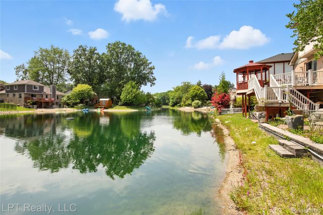 1142 E South Boulevard, Troy, MI 48085