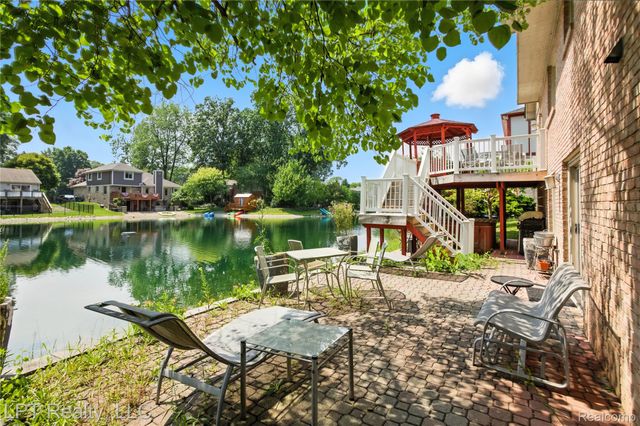 1142 E South Boulevard, Troy, MI 48085