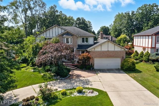 1142 E South Boulevard, Troy, MI 48085