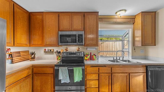 1131 Conway Dr, Escondido, CA 92027