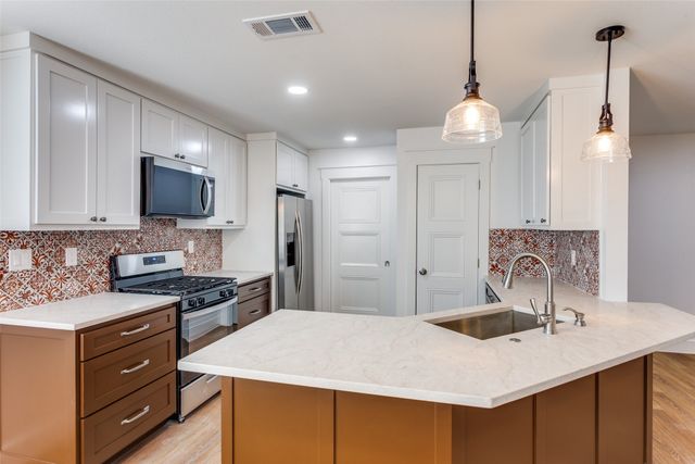 3233 Sandage Avenue, Fort Worth, TX 76109