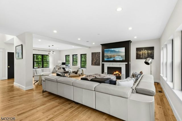 49 Upper Dr, Watchung Boro, NJ 07069