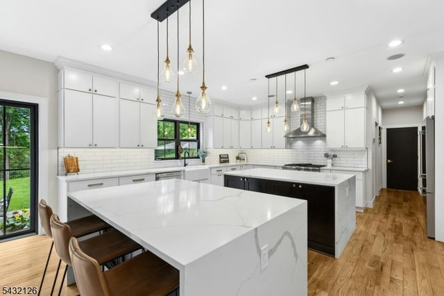 49 Upper Dr, Watchung Boro, NJ 07069