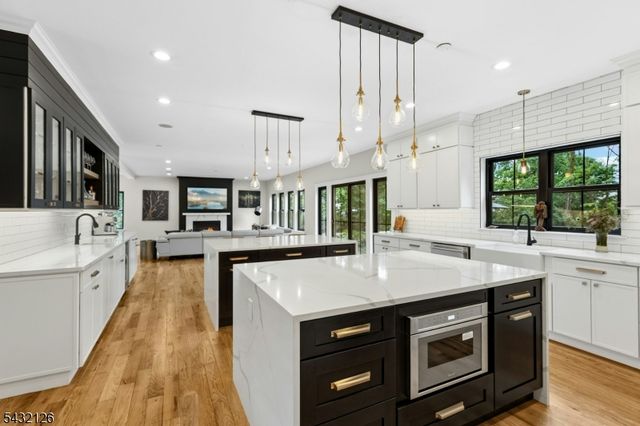 49 Upper Dr, Watchung Boro, NJ 07069