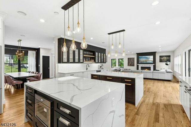 49 Upper Dr, Watchung Boro, NJ 07069