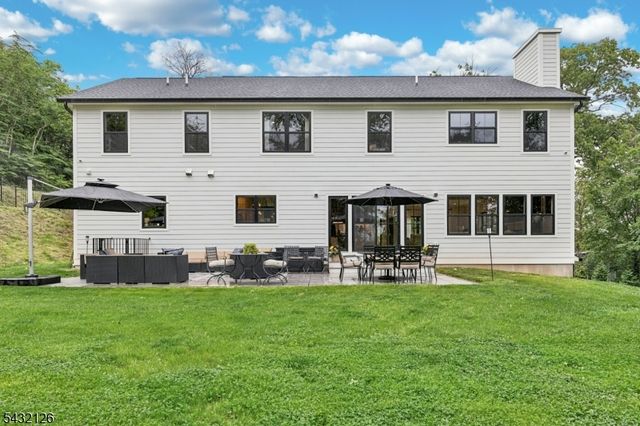 49 Upper Dr, Watchung Boro, NJ 07069