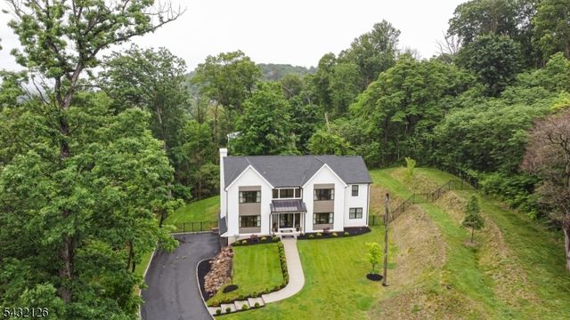 49 Upper Dr, Watchung Boro, NJ 07069