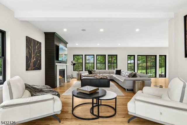49 Upper Dr, Watchung Boro, NJ 07069