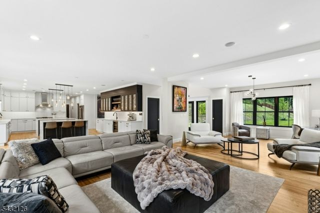 49 Upper Dr, Watchung Boro, NJ 07069