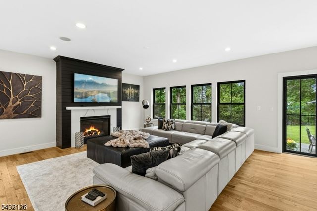 49 Upper Dr, Watchung Boro, NJ 07069