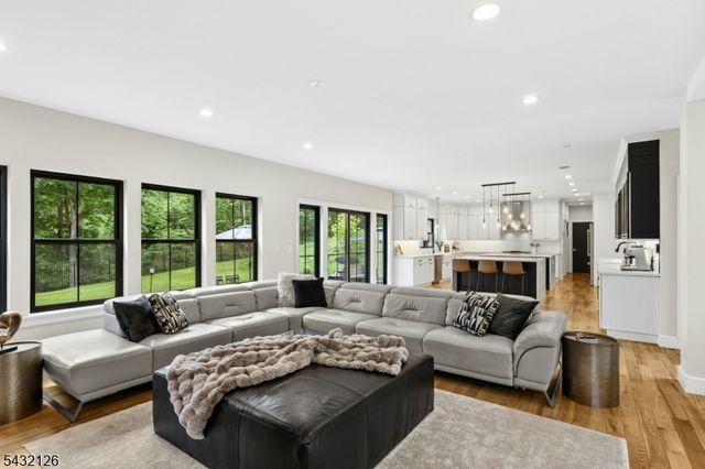 49 Upper Dr, Watchung Boro, NJ 07069