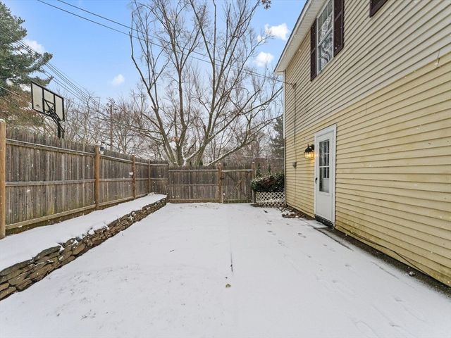 28 Crestview Dr RHS, Westborough, MA 01581