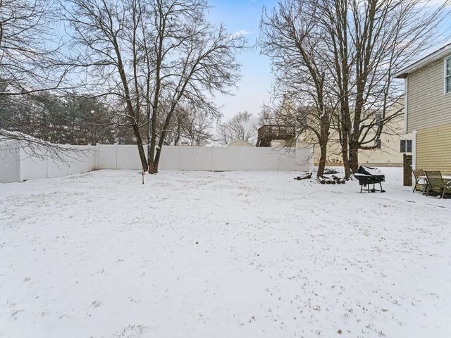 28 Crestview Dr RHS, Westborough, MA 01581