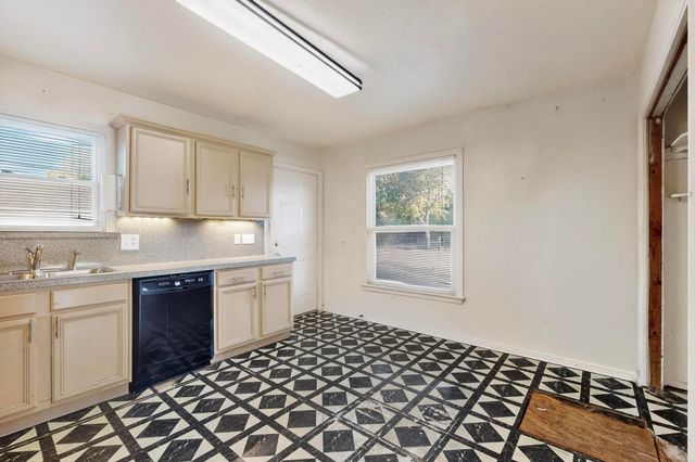 2065 S Farola Drive, Dallas, TX 75228