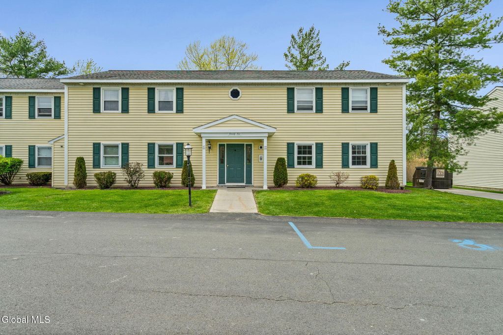 184 Cedarview Lane, Colonie, NY 12189