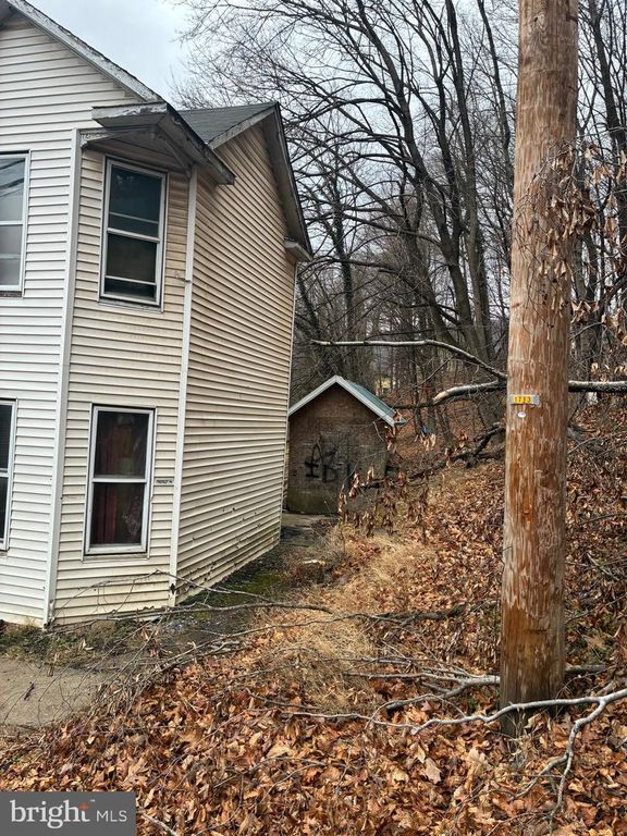 Image 2 of property listing at 107 OAKVIEW DR, Westernport, MD 21562