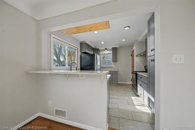 28425 Alger Boulevard, Madison Heights, MI 48071