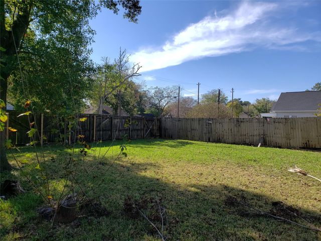 712 E Lobit Street, Baytown, TX 77520