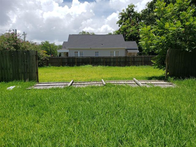712 E Lobit Street, Baytown, TX 77520