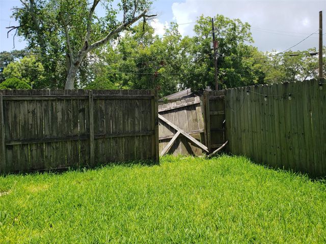 712 E Lobit Street, Baytown, TX 77520