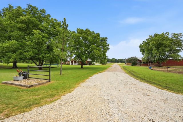 905 Crawford Road, Sadler, TX 76264
