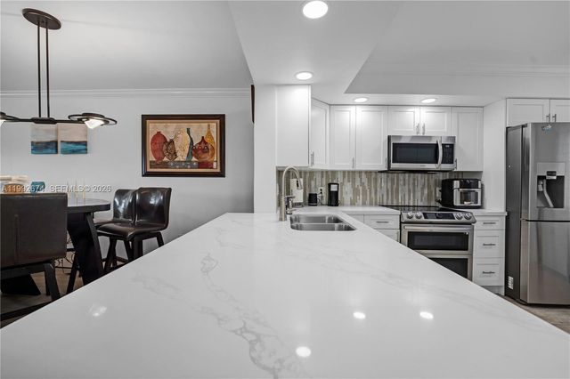 850 SW 138th Ave 111D, Pembroke Pines, FL 33027