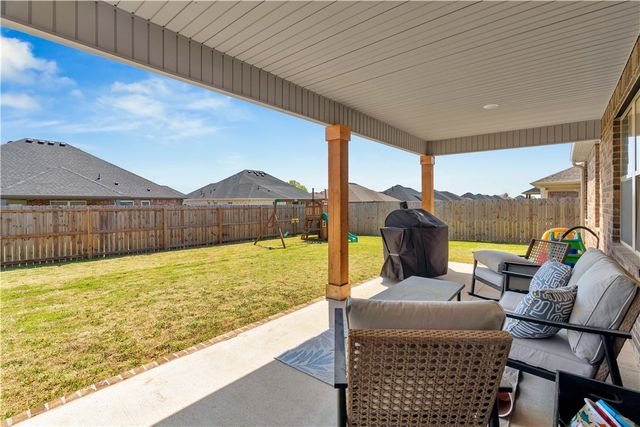902 Sugar Pine Avenue, Tontitown, AR 72762