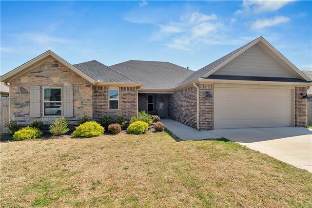 902 Sugar Pine Avenue, Tontitown, AR 72762