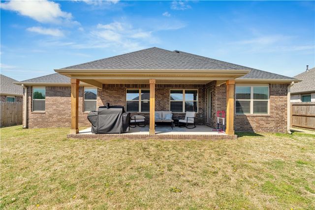902 Sugar Pine Avenue, Tontitown, AR 72762