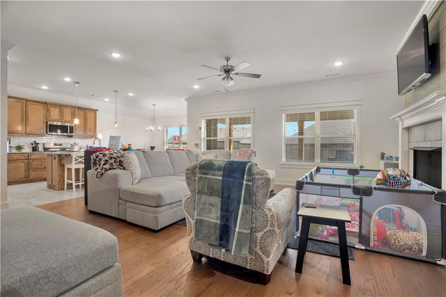 902 Sugar Pine Avenue, Tontitown, AR 72762