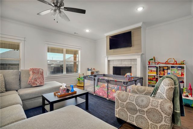 902 Sugar Pine Avenue, Tontitown, AR 72762