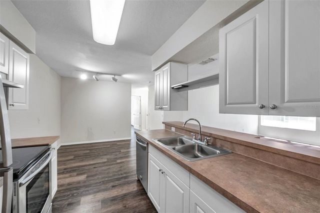 36243 LAKE CHASE BOULEVARD 102, Zephyrhills, FL 33541