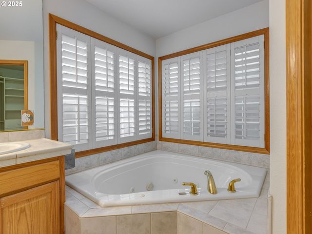 2868 Ne CHARLOIS Dr, Hillsboro, OR 97124