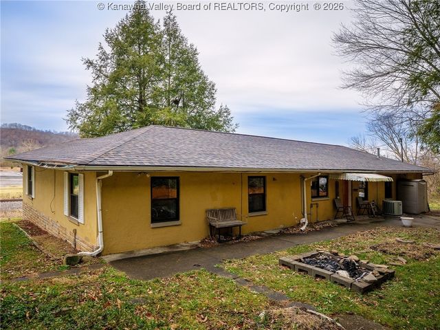 4790 Charleston Road, Poca, WV 25159