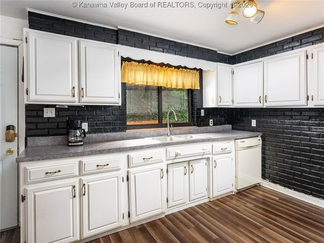 4790 Charleston Road, Poca, WV 25159