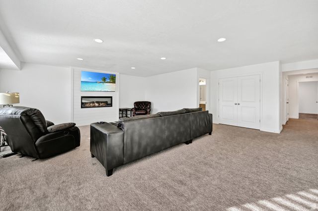 566 N RICHLAND ST, Garden City, UT 84028