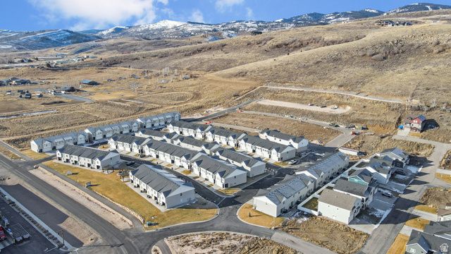 566 N RICHLAND ST, Garden City, UT 84028