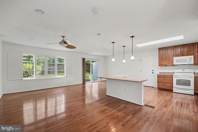 9302 ASHMEADE DR, Fairfax, VA 22032