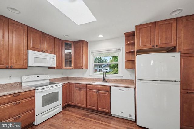 9302 ASHMEADE DR, Fairfax, VA 22032