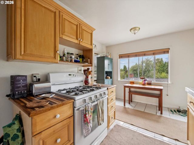 2219 Se 70TH Ave, Portland, OR 97215