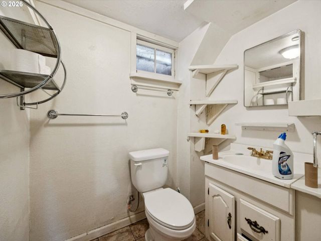 2219 Se 70TH Ave, Portland, OR 97215