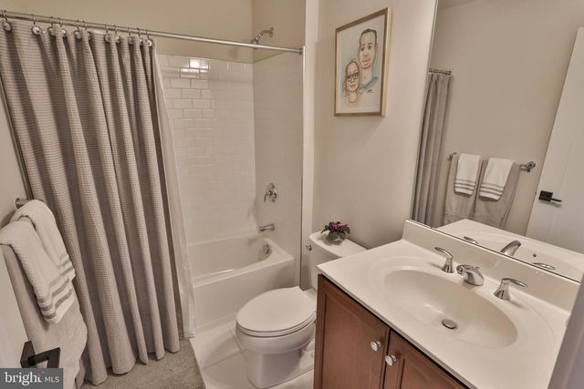 6822 SYCAMORE DR, Bath, PA 18014