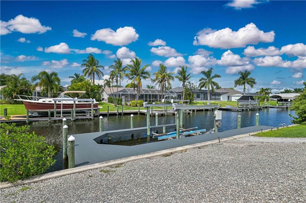Image 10 of property listing at 1106 SE 23rd PL, Cape Coral, FL 33990