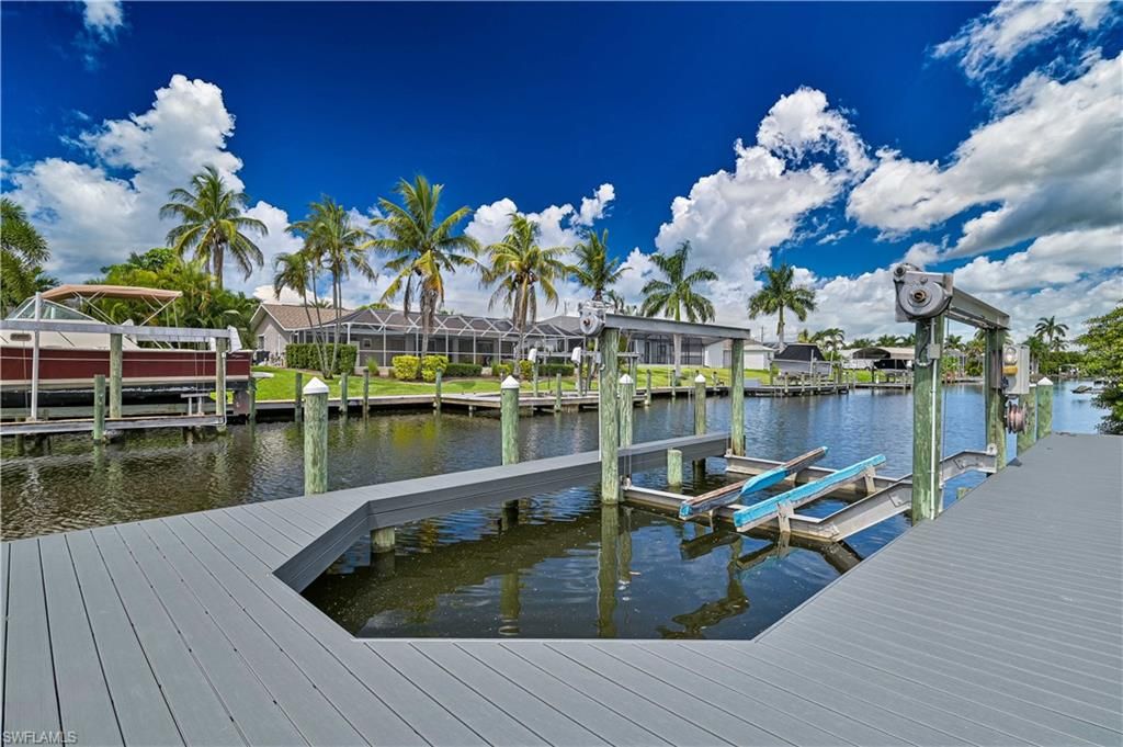 Image 11 of property listing at 1106 SE 23rd PL, Cape Coral, FL 33990