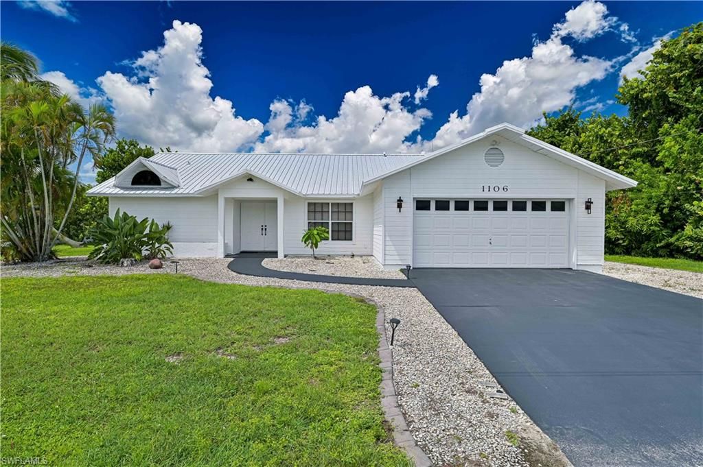 Image 2 of property listing at 1106 SE 23rd PL, Cape Coral, FL 33990