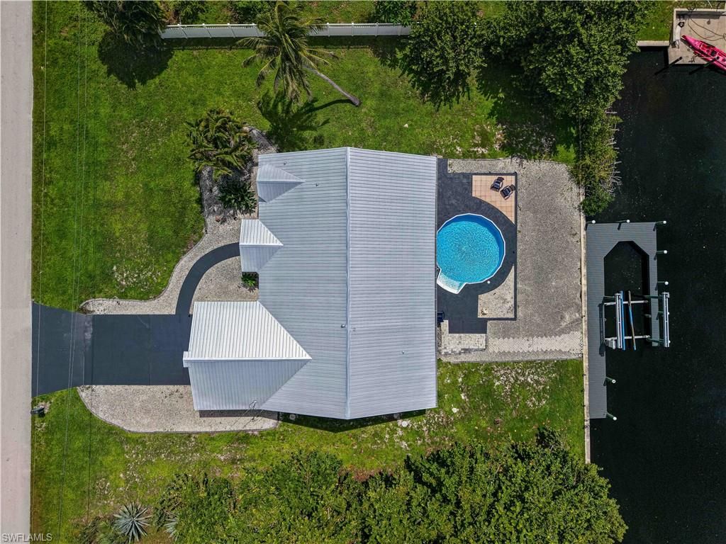 Image 4 of property listing at 1106 SE 23rd PL, Cape Coral, FL 33990